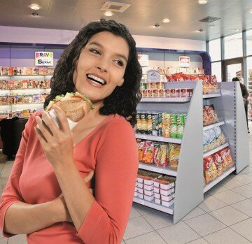 Frauen Tankstelle Snack