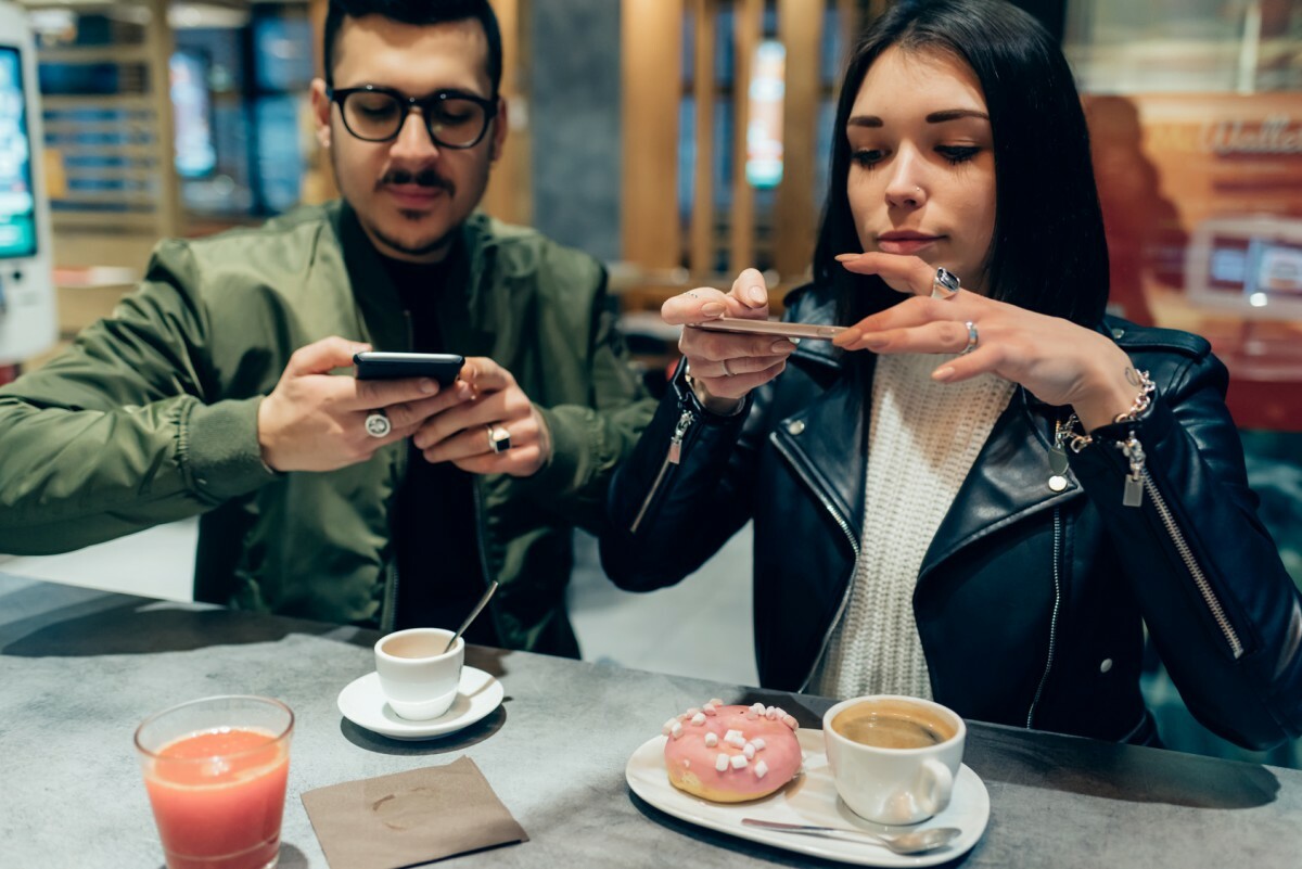 Millenials Essen Kaffee Fotogragieren