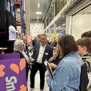 Gespräch UTZ MItarbeiter mit Kunden über Smart Food auf der Hausmesse