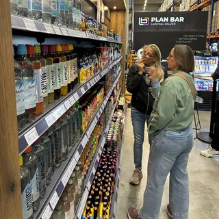 Kunden auf der UTZ Hausmesse sehen sich Produkte an