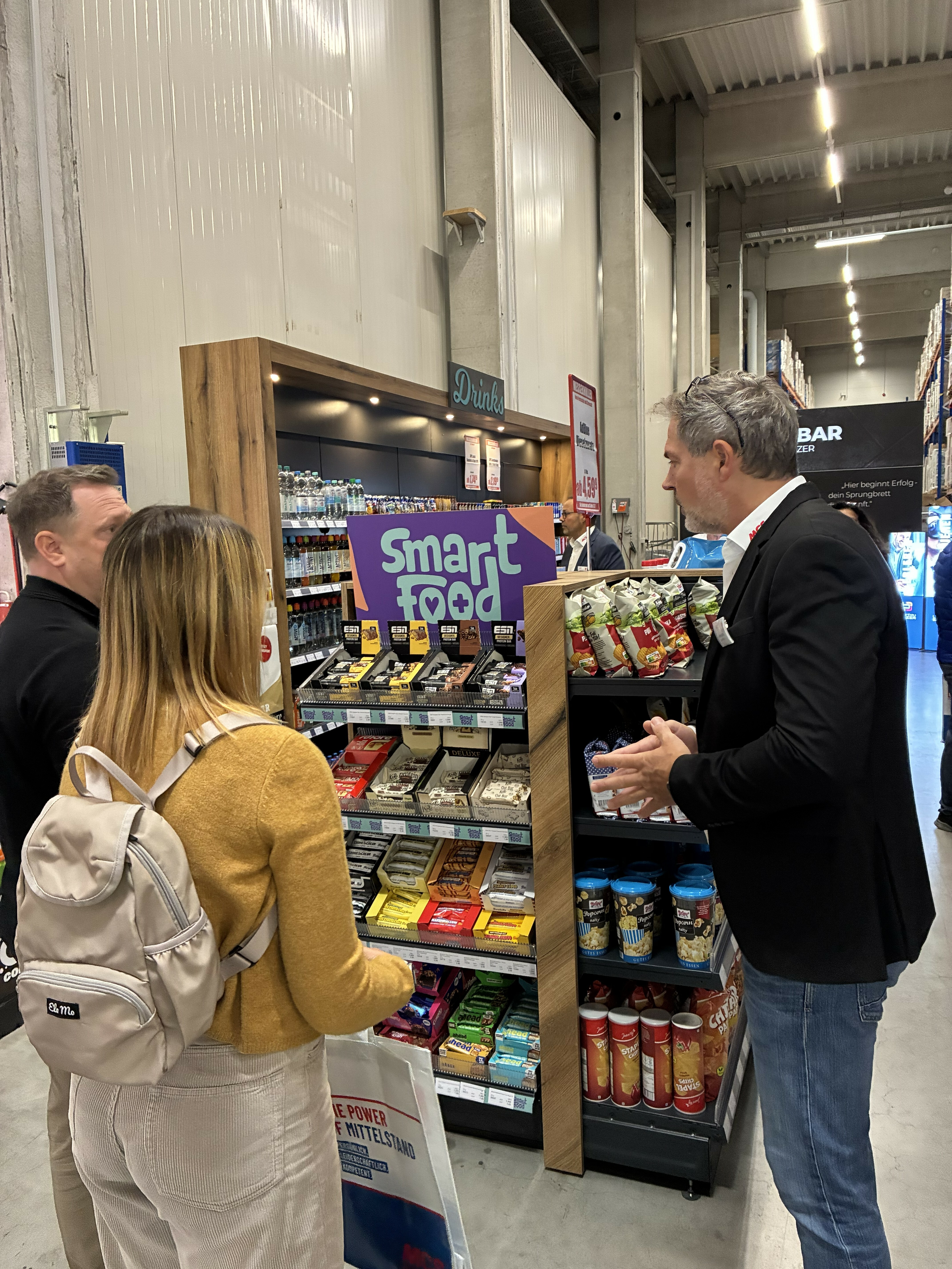 UTZ Mitarbeiter bei der Kundenpräsentation des Smart Food Angebotes auf der Messe
