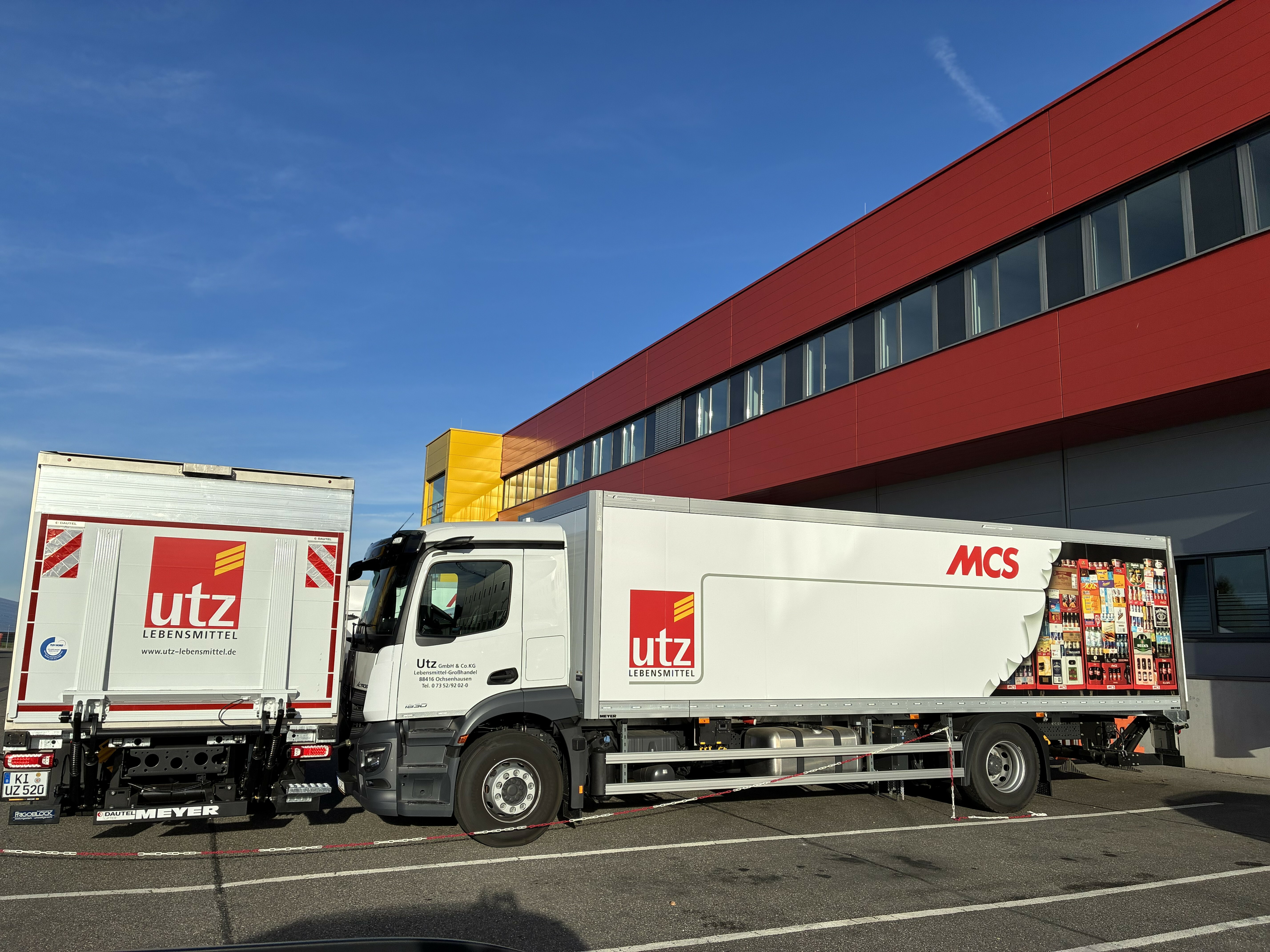Laster auf dem Parkplatz vor dem UTZ Lebensmittelhandel Logistikzentrums