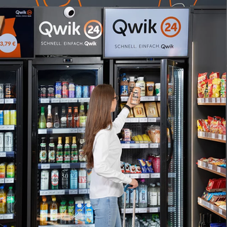 Qwik24 Smartstore in Herbolzheim Kühlschrank Frau mit Getränkedose