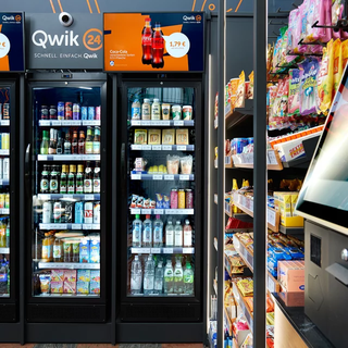 Qwik24 Smartstore in Herbolzheim Kühlschrank und Süßigkeitenregal