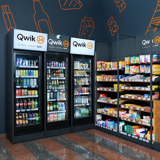 Qwik24 Smartstore in Herbolzheim Kühlschrank und Süßigkeitenregal frontale Sicht