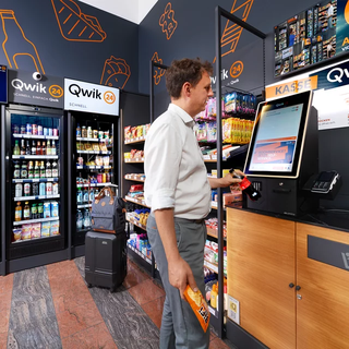 Qwik24 Smartstore in Herbolzheim Kühlschrank Mann mit an SB Kasse