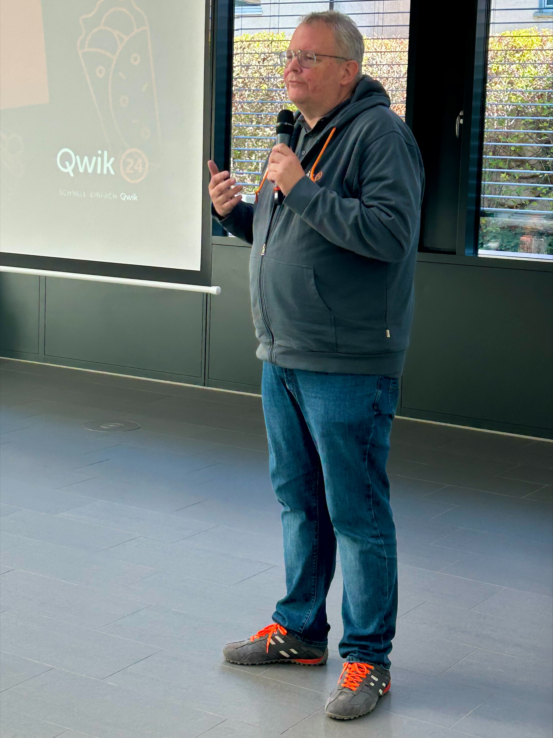 Geschäftsführer Torsten Eichinger mit QWIK24 auf dem ladenetz.de-Event in Ulm